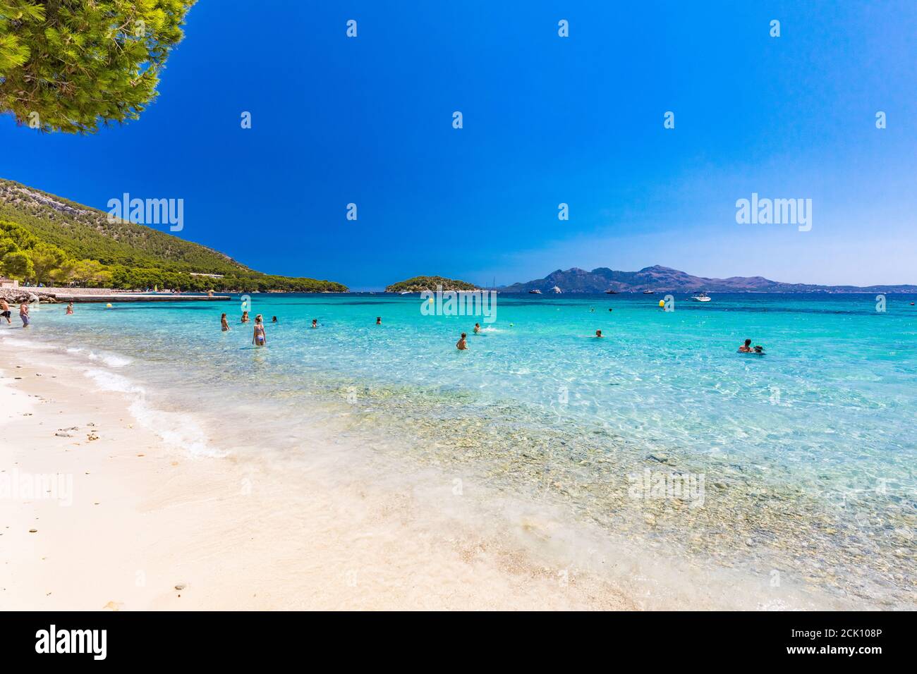 Platja de Formentor, Mallorca, Espagne - 20 juillet 2020: Personnes appréciant la plage populaire en été, Mallorca, Espagne. Banque D'Images