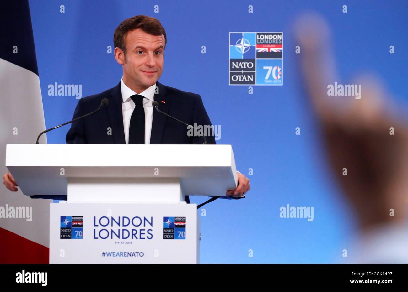 Le President Francais Emmanuel Macron Pose Des Questions Aux Membres Des Medias Alors Qu Il Tient Une Conference De Presse A La Fin Du Sommet De L Otan A Watford En Grande Bretagne Le 4