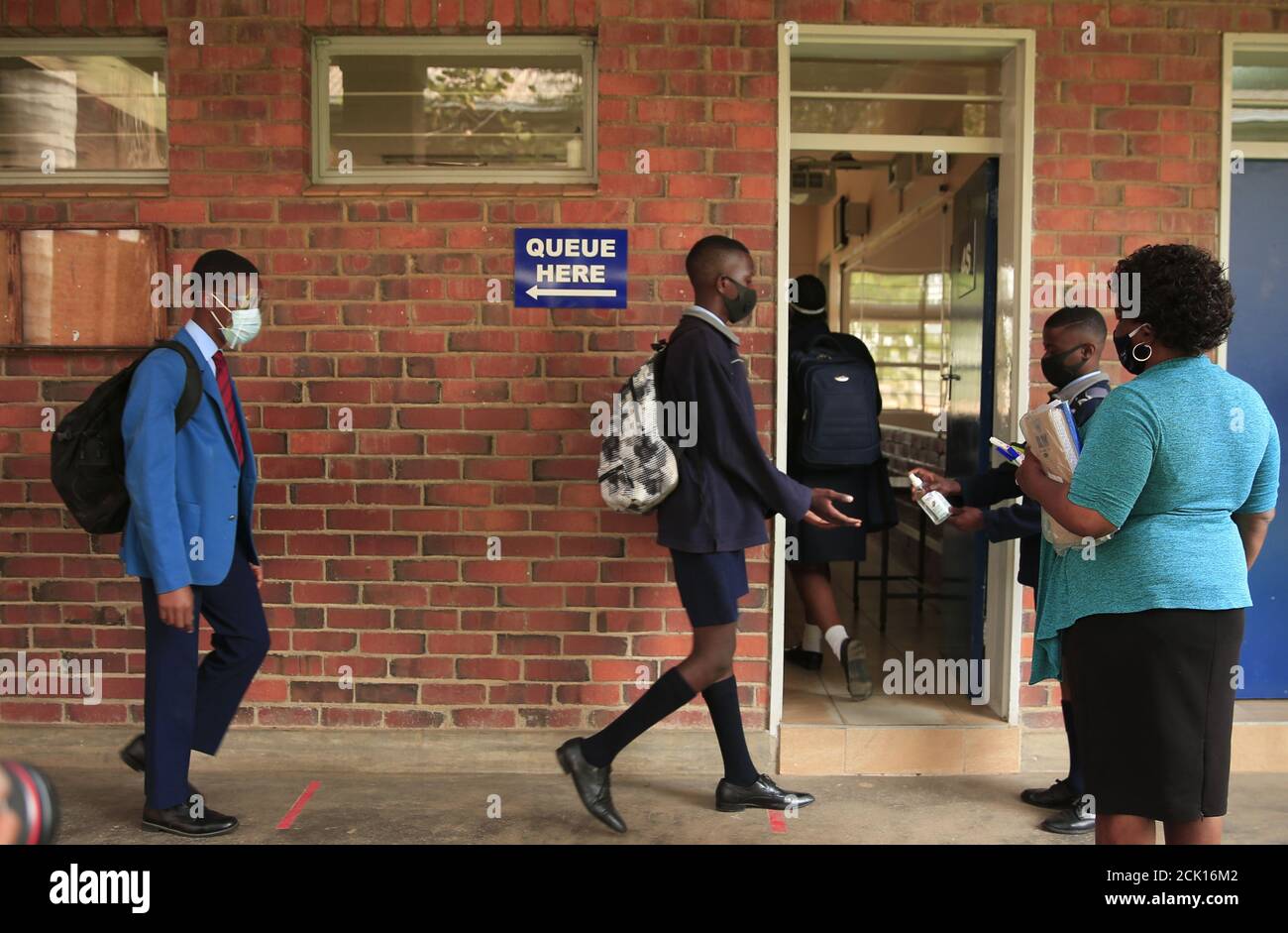 Harare, Zimbabwe. 15 septembre 2020. Un étudiant désinfecte ses mains avant d'entrer dans la salle de classe à Harare, au Zimbabwe, le 15 septembre 2020. Le Zimbabwe a ouvert la plupart de ses secteurs, y compris l'industrie, le commerce, l'aviation et le tourisme, après des mois de fermeture en raison de ce confinement. Dans le secteur de l'éducation, seules les classes d'examen ont reçu l'approbation de rouvrir. Credit: Shaun Jusa/Xinhua/Alay Live News Banque D'Images