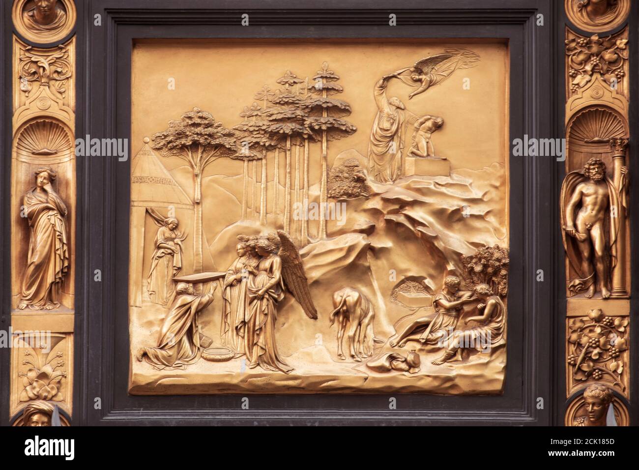 Les portes du Paradis, porte principale du Baptistère de Florence de Lorenzo Ghiberti. Abraham sacrifie Isaac. Histoire d'Akeda. Florence, Italie. Banque D'Images