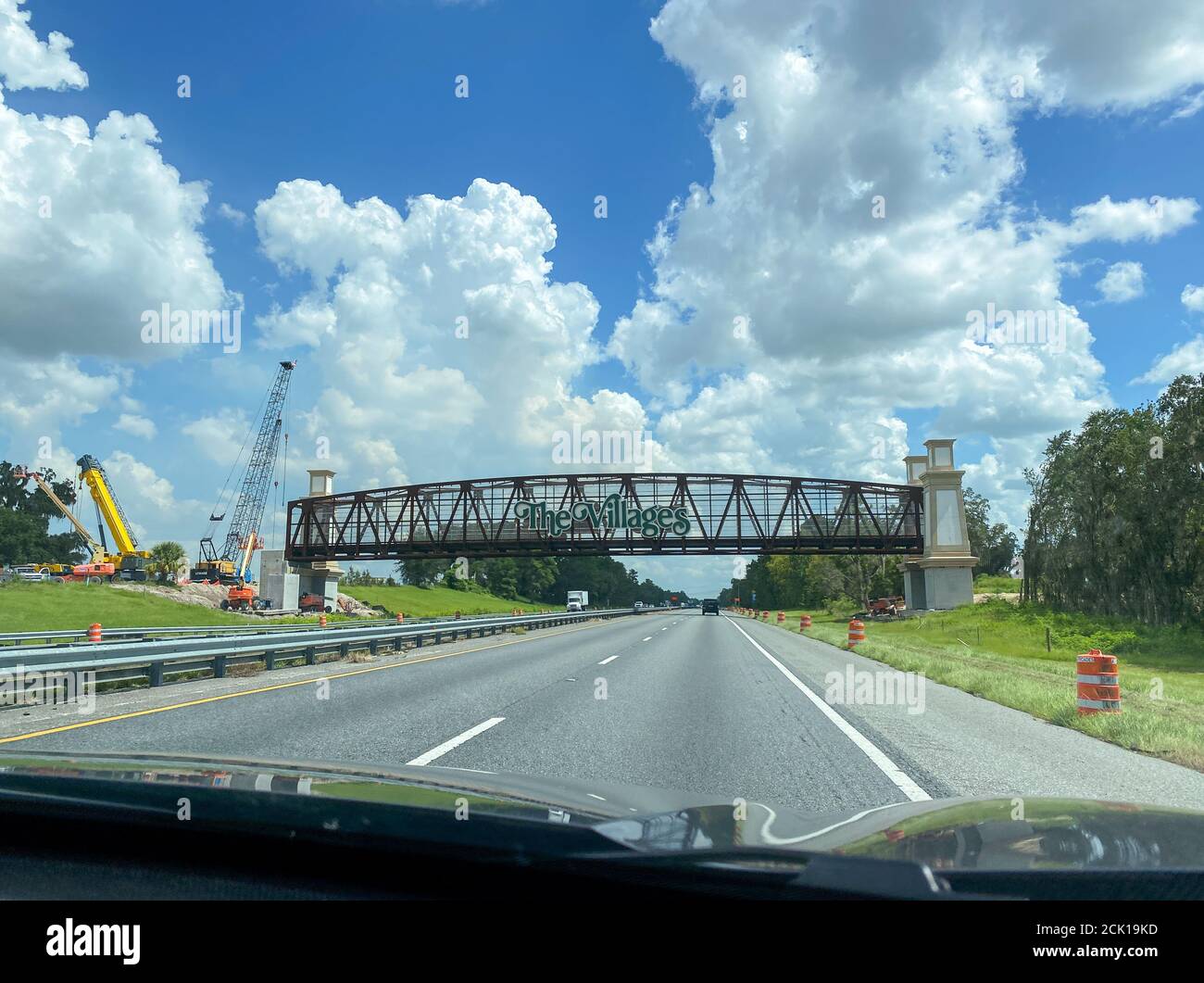 Les villages, FL/USA - 9/2/20: Un panneau traversant l'Interstate 75 indiquant que la voiture traversait les villages. Banque D'Images