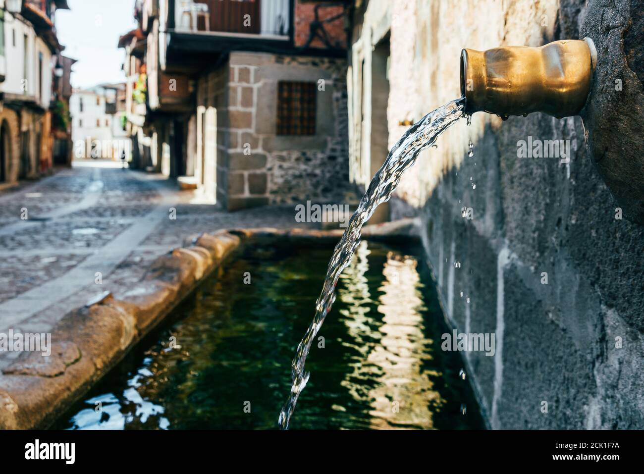 Ancienne fontaine à Sotoserrano, Espagne. Banque D'Images