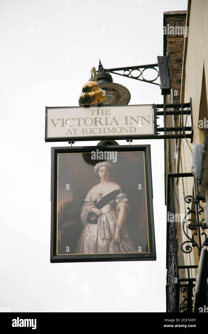 Londres, Royaume-Uni - 16 septembre 2012 : l'affiche de pub anglais, public House, connu sous le nom de pub, est le point central de la communauté. Pub affaires, maintenant environ 53,500 pubs au Royaume-Uni, Banque D'Images