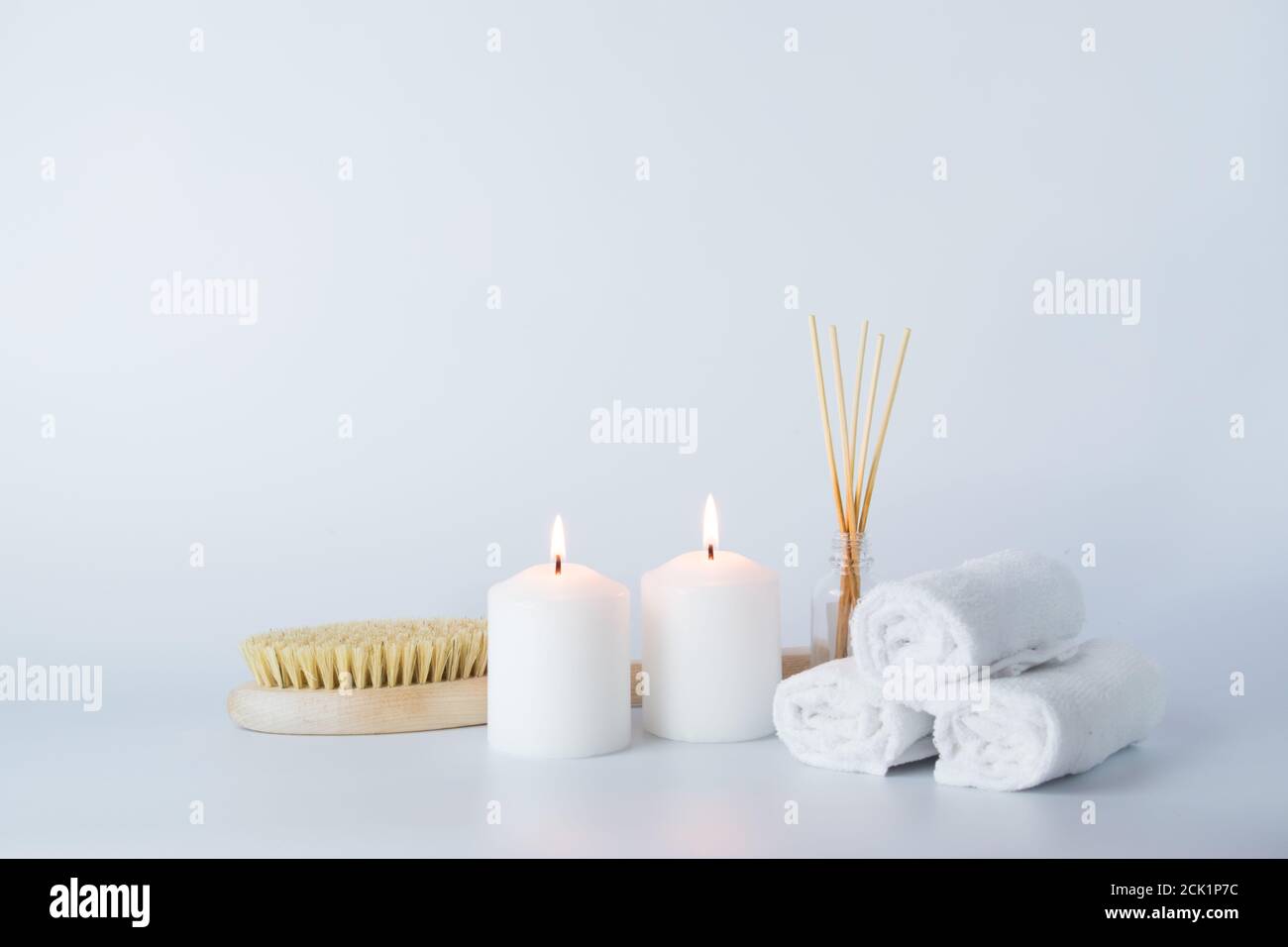 Accessoires de bain et de bain avec une copie de l'espace sur fond blanc Banque D'Images