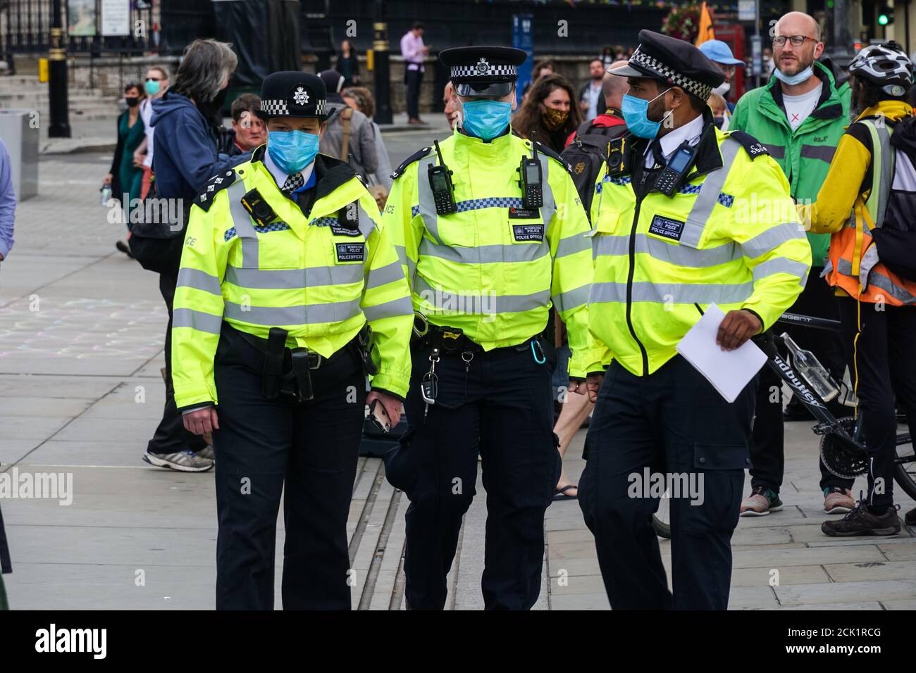 Des policiers portant un masque facial sur Trafalgar Square à Londres, en Angleterre, au Royaume-Uni Banque D'Images