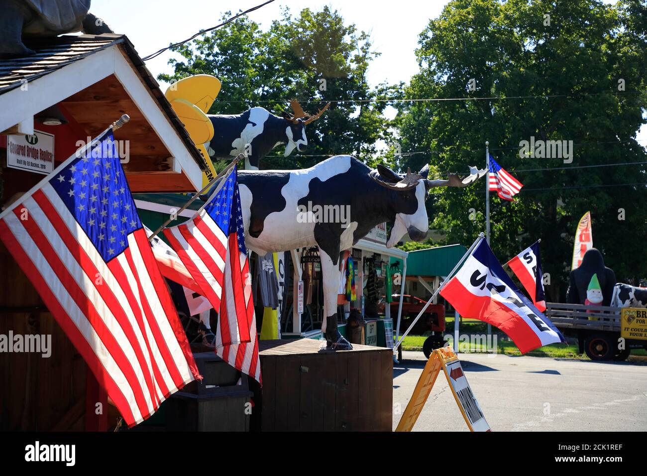 Drapeaux AMÉRICAINS et sculptures animales décorés Big Moose Deli & Country Store.Hoosick.New York.USA Banque D'Images Drapeaux AMÉRICAINS et sculptures animales décorés Big Moose Deli & Country Store.Hoosick.New York.USA Banque D'Images