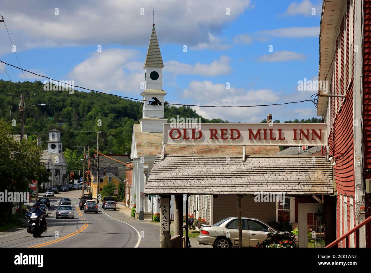 Vue générale sur la ville de Wilmington et le Vermont 100 avec feux de signalisation et Wilmington Baptist Church.Wilmington.Vermont.USA Banque D'Images