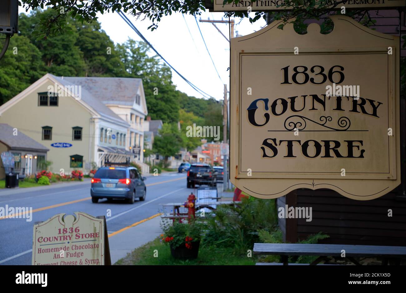Vue générale de la Vermont route 9 dans la ville de Wilmington avec le panneau en bois traditionnel de 1836 Country Store Dans Foreground.Wilmington.Vermont.USA Banque D'Images