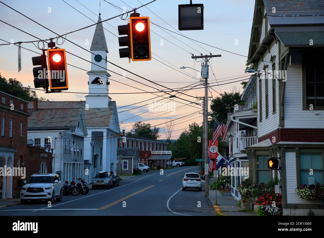 Vue générale sur la ville de Wilmington et le Vermont 100 avec feux de signalisation et Wilmington Baptist Church.Wilmington.Vermont.USA Banque D'Images