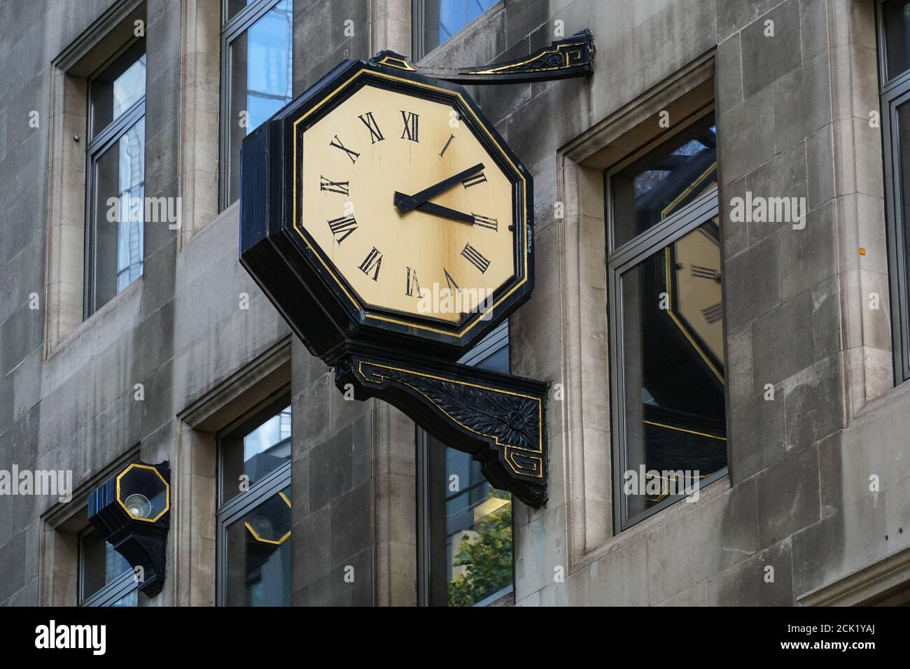 L'horloge de rue est accrochée au mur d'un bâtiment à l'intérieur Londres Angleterre Royaume-Uni Banque D'Images