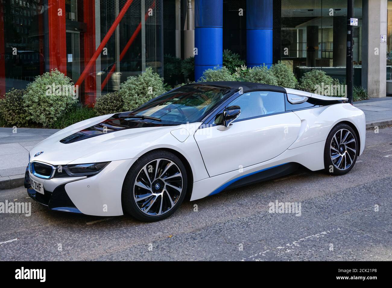 Voiture de sport hybride plug-in BMW i8 à Londres, Royaume-Uni Banque D'Images