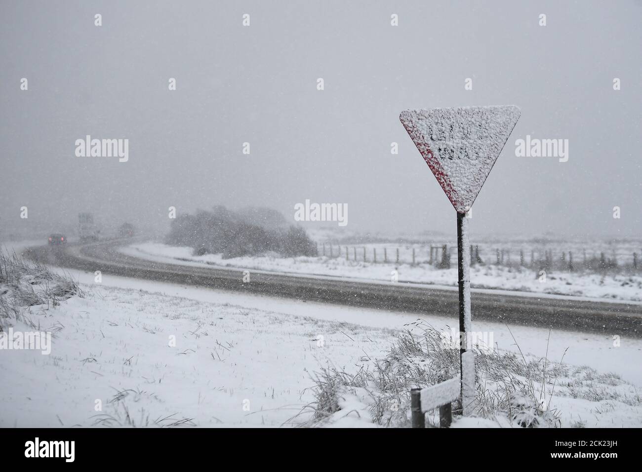 Un panneau routier est masqué par de la neige dans le col de Glenshane, en Irlande du Nord, le 22 janvier 2019. REUTERS/Clodagh Kilcoyne Banque D'Images