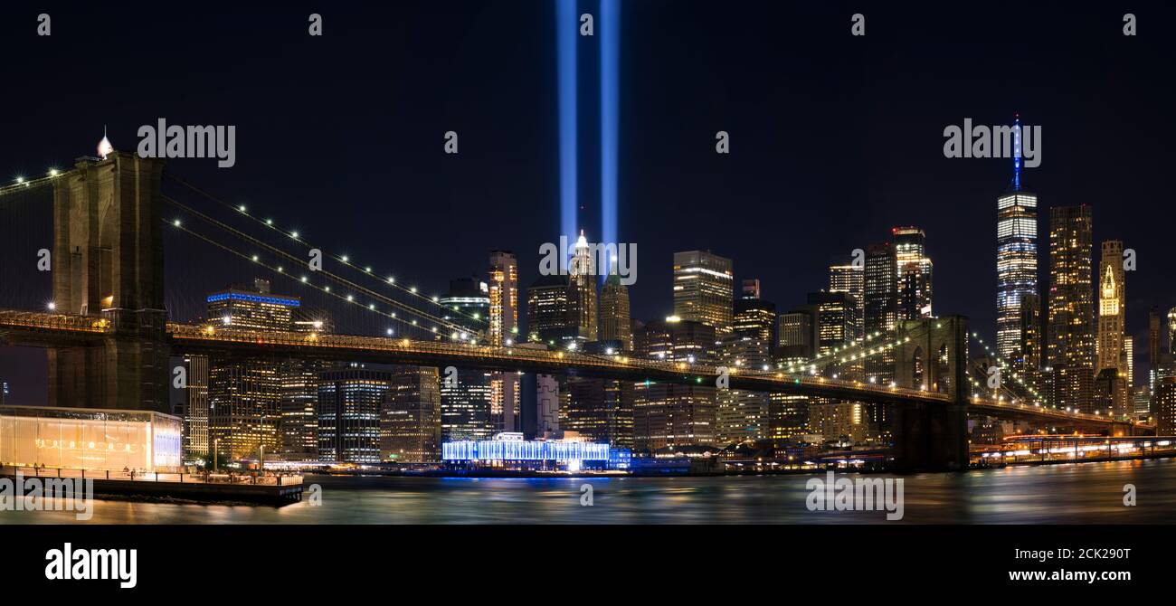9/11 hommage à la lumière. Le pont de Brooklyn et Lower Manhattan illuminés la nuit. Vue depuis main Street Park. Banque D'Images