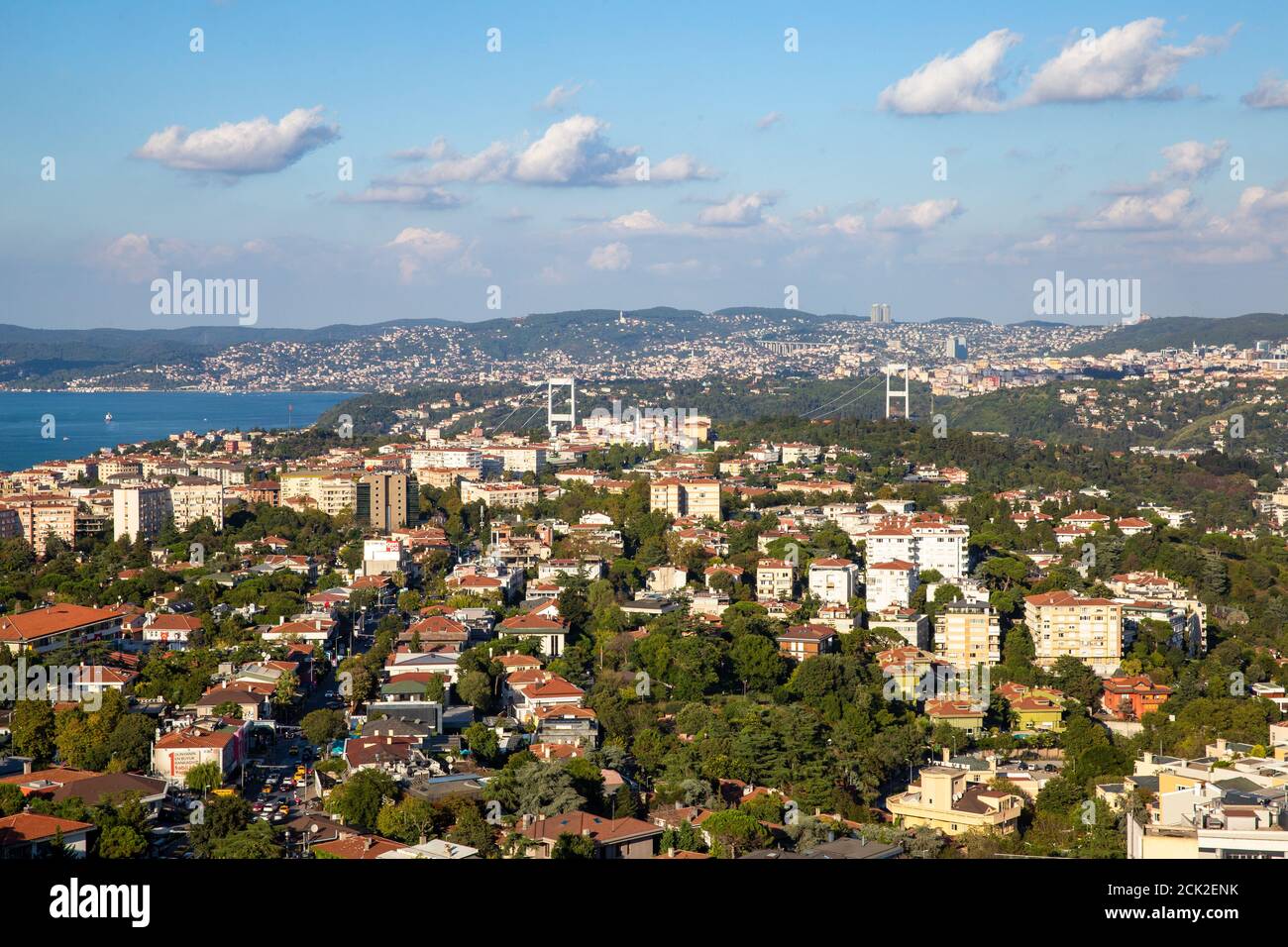 Vue aérienne à grand angle des maisons de la région d'Etiler du district de Besiktas et du Bosphore en arrière-plan, Istanbul, Turquie. Banque D'Images