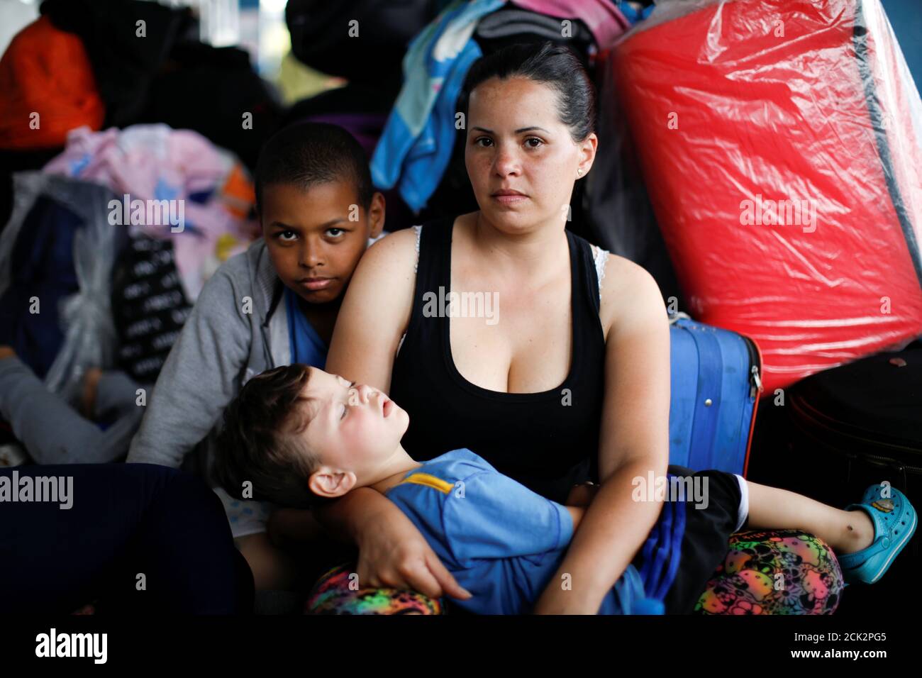 Erika Fernandez, 33 Ans, Femme Vénézuélienne Pose Une Photo Avec Ses Fils  Ronald, 10 Ans, Et José, 3 Ans, Alors Qu'ils Attendent De Traiter Leurs  Documents Au Centre De Services Frontaliers Équatorien-Péruvien,