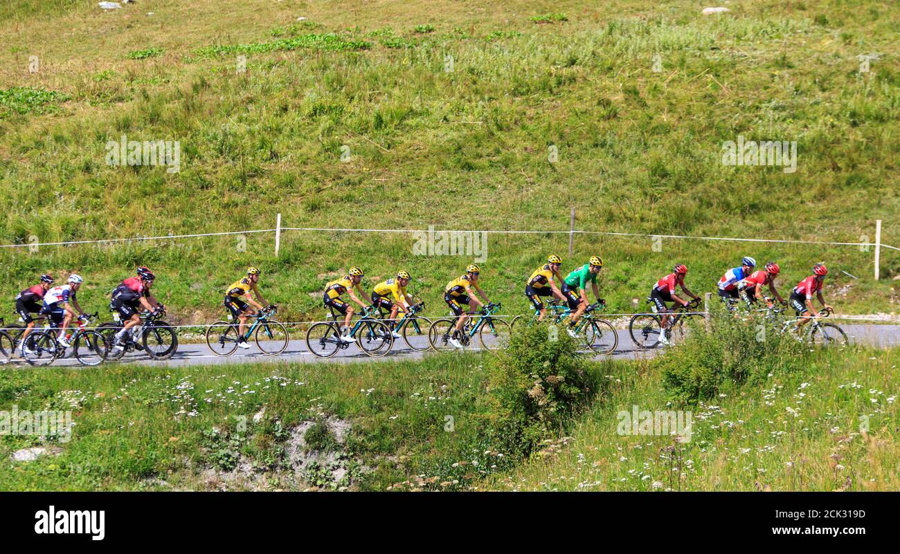 Col de la Madeleine, France - 24 août 2020 : un groupe de cyclistes dont Primoz Roglic dans le Jersey jaune et Wout van Aert dans le Jersey vert escalade Banque D'Images