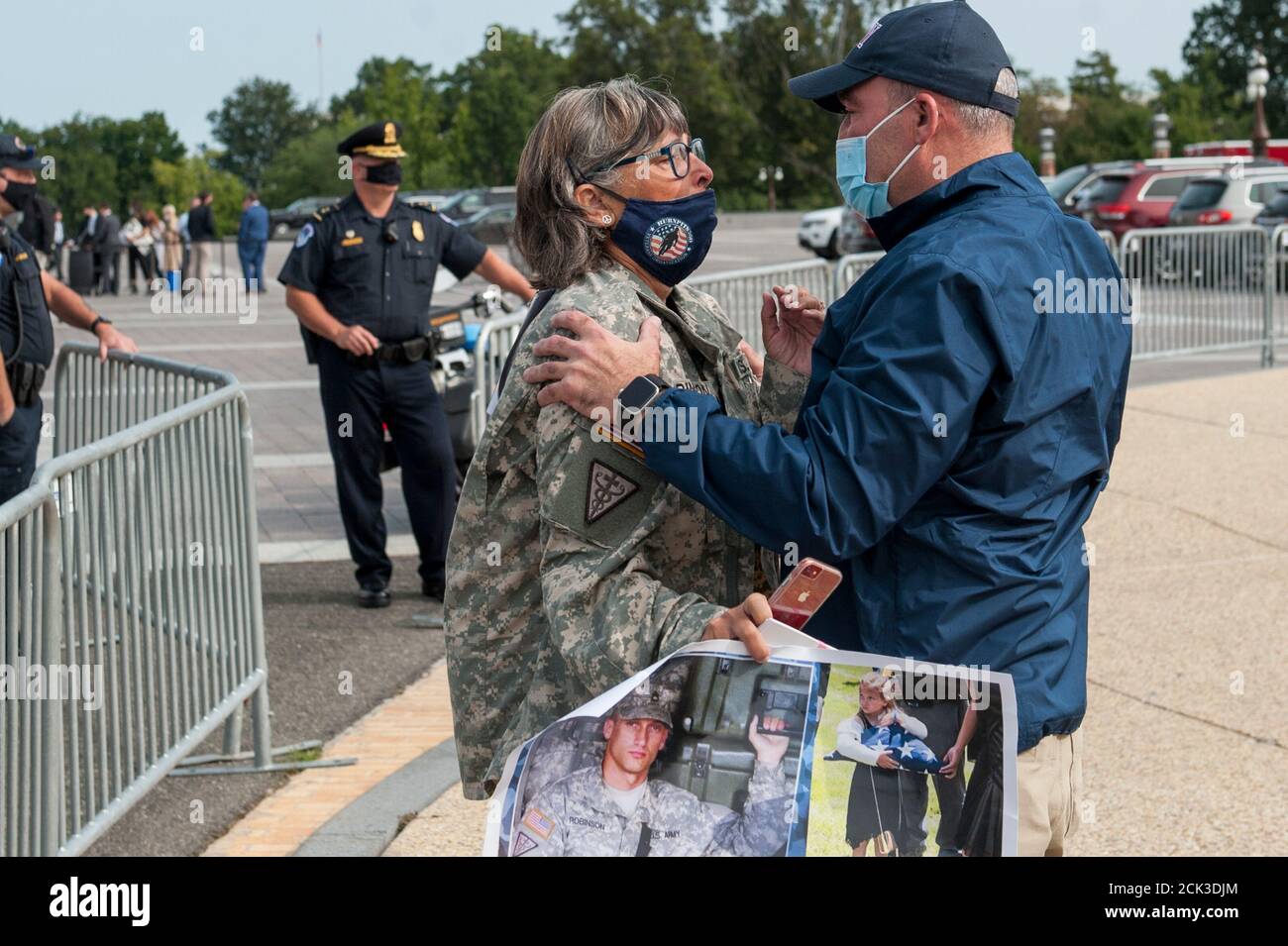 Susan Zeier, de Sandusky Ohio, dont le fils de la SFC Heath Robinson, de l'Armée de terre, est mort de complications dues à l'exposition dans des fosses aux brûlures, obtient un câlin et est réconforté par Joe McKay, pompier retraité de la NYFD, à la suite d'une conférence de presse sur la législation visant à aider les vétérans exposés aux fosses aux brûlures, Devant le Capitole des États-Unis à Washington, DC., le mardi 15 septembre 2020. Crédit : Rod Lamkey/CNP/MediaPunch Banque D'Images