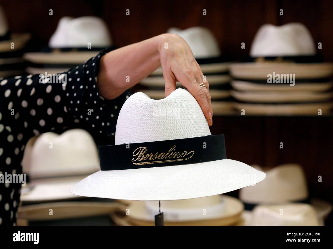 Un chapeau Borsalino est exposé à la vente dans une boutique de chapeaux à  Marseille, France, le 19 septembre 2018. REUTERS/Jean-Paul Pelissier Photo  Stock - Alamy