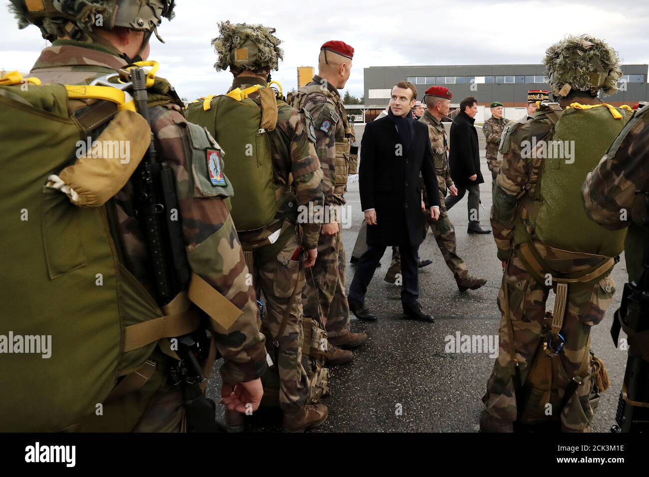 Le président français Emmanuel Macron rencontre les parachutistes de la 11e Brigade des