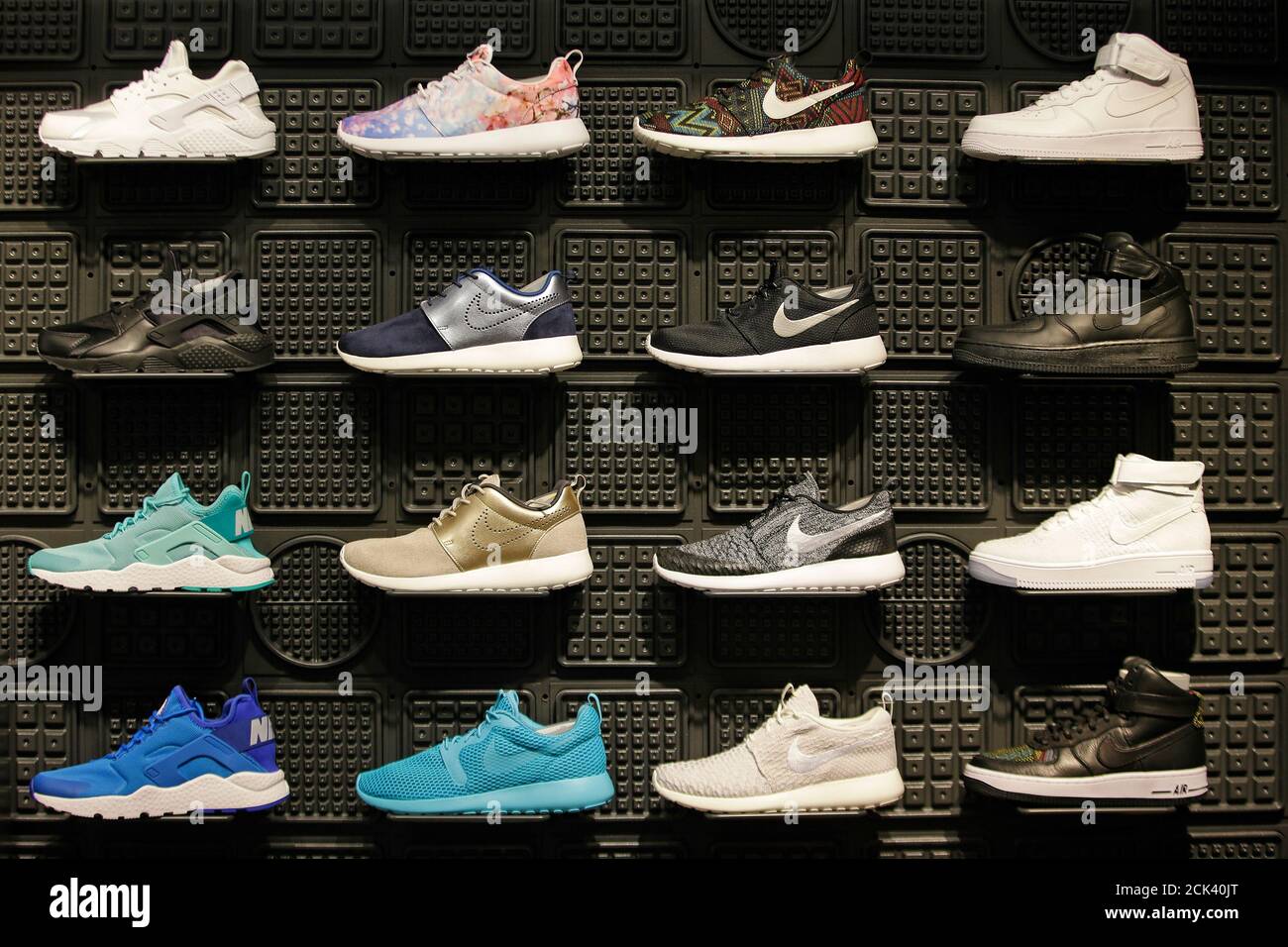 Les chaussures Nike sont vues dans une boutique à Rome, Italie, le 30 mars  2016. REUTERS/Max Rossi Photo Stock - Alamy