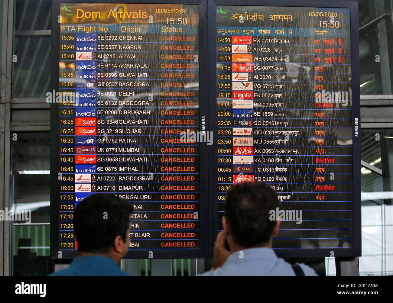 Les passagers bloqués regardent un tableau d'information de vol affichant des vols annulés à la suite du Cyclone Fani, à l'aéroport international Netaji Subhas Chandra Bose de Kolkata, Inde, le 3 mai 2019. REUTERS/Rupak de Chowdhuri Banque D'Images