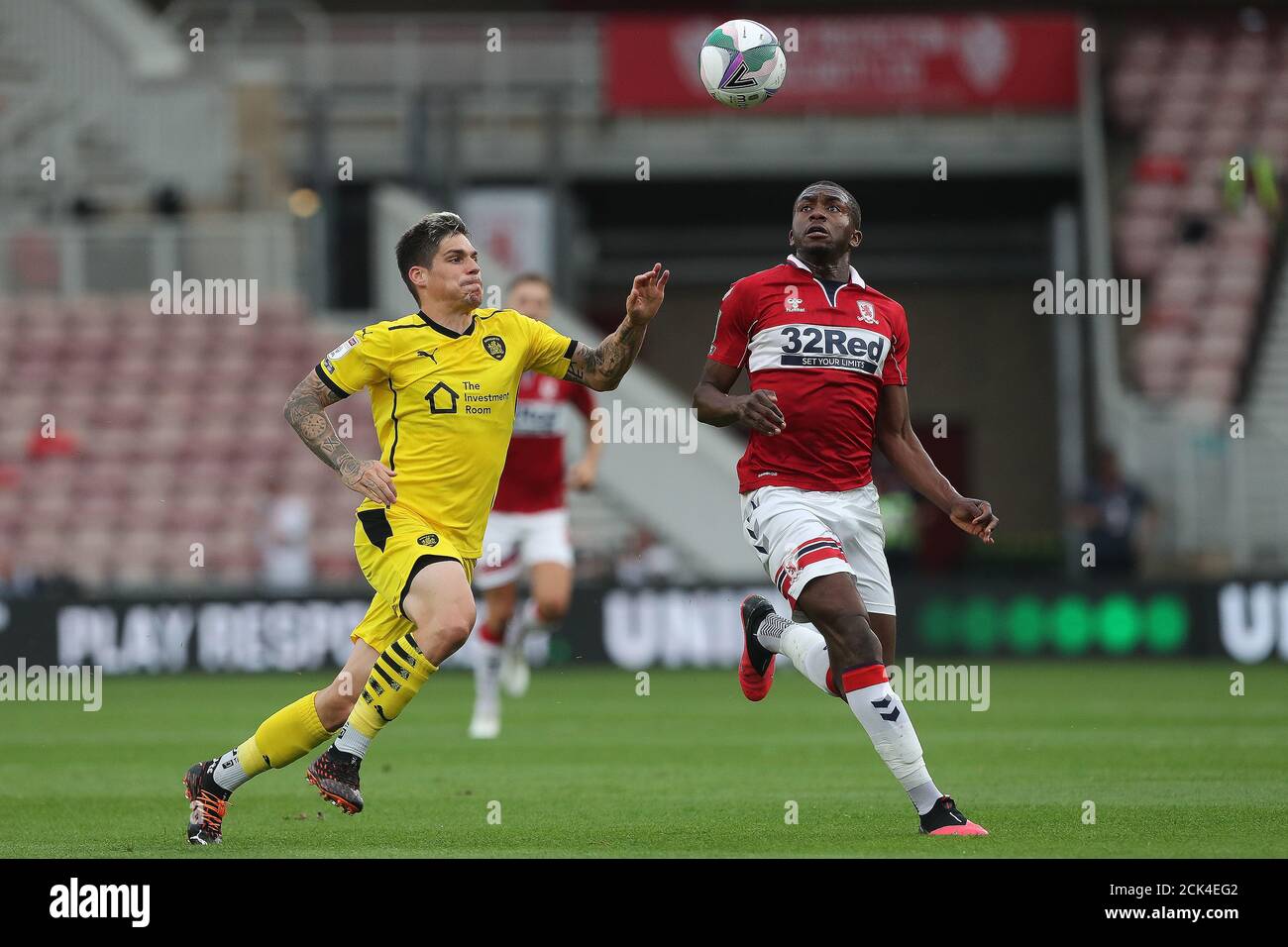 MIDDLESBROUGH, ANGLETERRE. 15 SEPTEMBRE 2020 Dominik Frieser de Barnsley et Anfernee Dijksteel de Middlesbrough pendant le match de la Carabao Cup entre Middlesbrough et Barnsley au stade Riverside, Middlesbrough. (Credit: Mark Fletcher | MI News) Credit: MI News & Sport /Alay Live News Banque D'Images