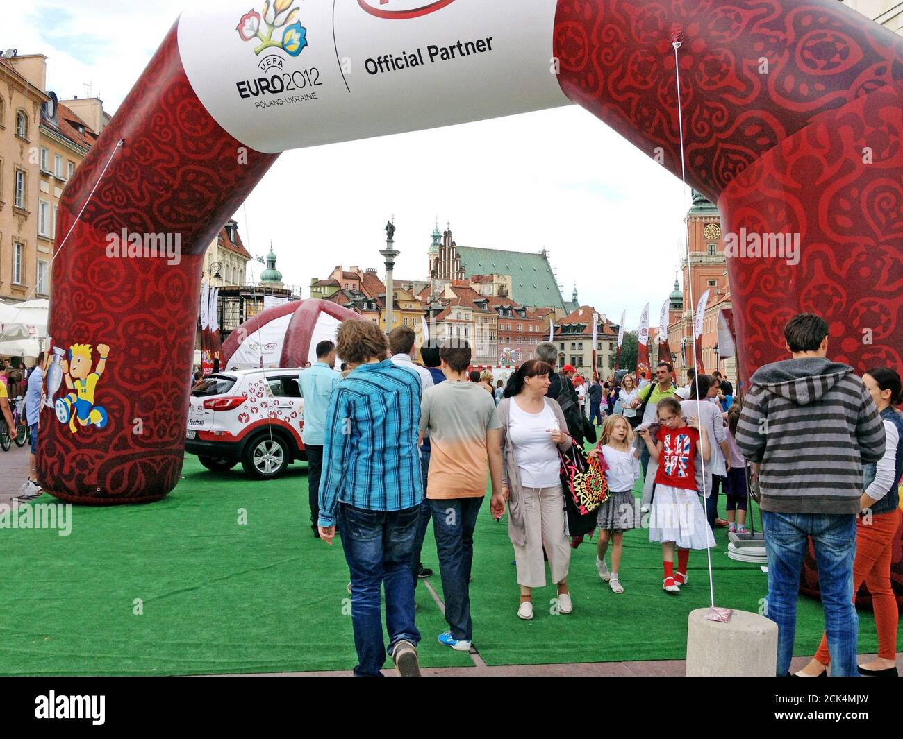 Les visiteurs de la vieille ville de Varsovie, en Pologne, participent aux activités entourant la co-organisation du Championnat européen de football 2012. Banque D'Images