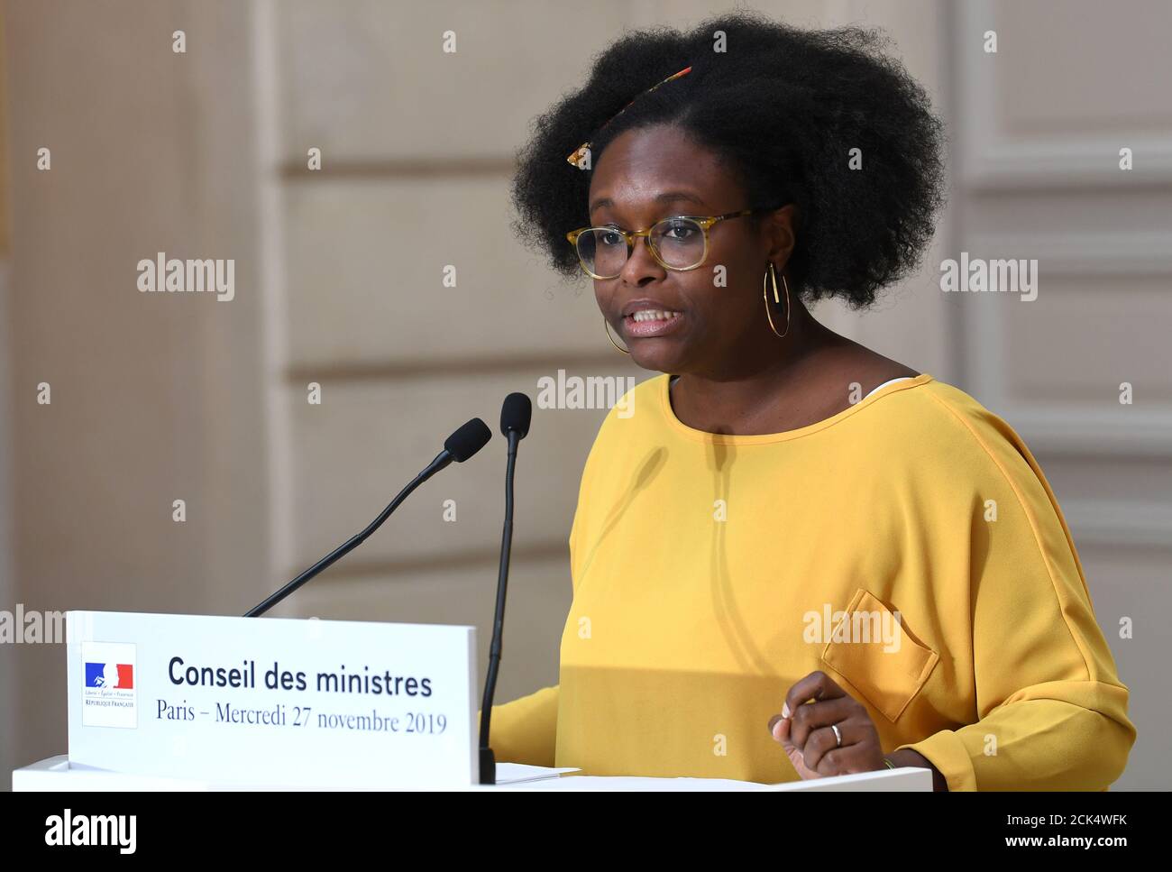 Sibeth Ndiaye, ministre adjoint et porte-parole du gouvernement français,  prend la parole lors d'une conférence de presse après la réunion  hebdomadaire du cabinet au palais présidentiel de l'Elysée à Paris, en  France,