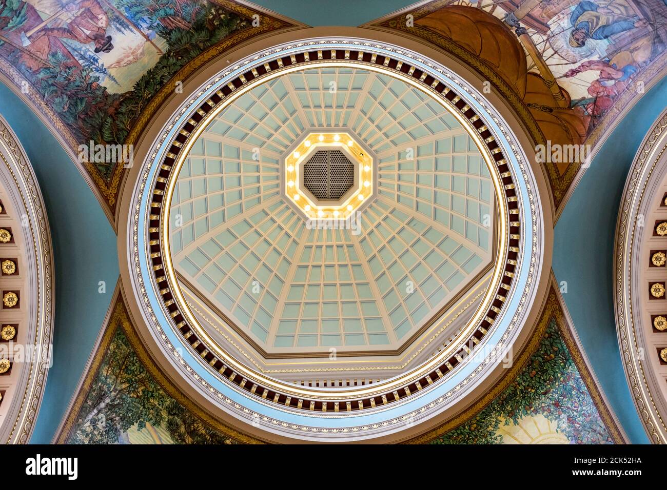 Quatre tableaux ornent le dôme de la rotonde du Mémorial à l'Assemblée législative de Victoria, en Colombie-Britannique, au Canada Banque D'Images