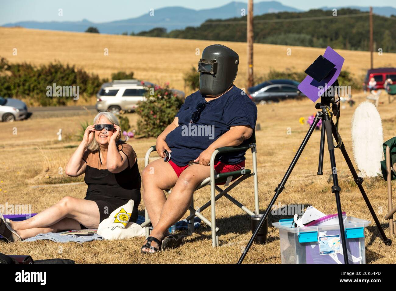 Touristes regardant l'éclipse solaire d'août 21,2017 près de l'indépendance Oregon, États-Unis. Banque D'Images