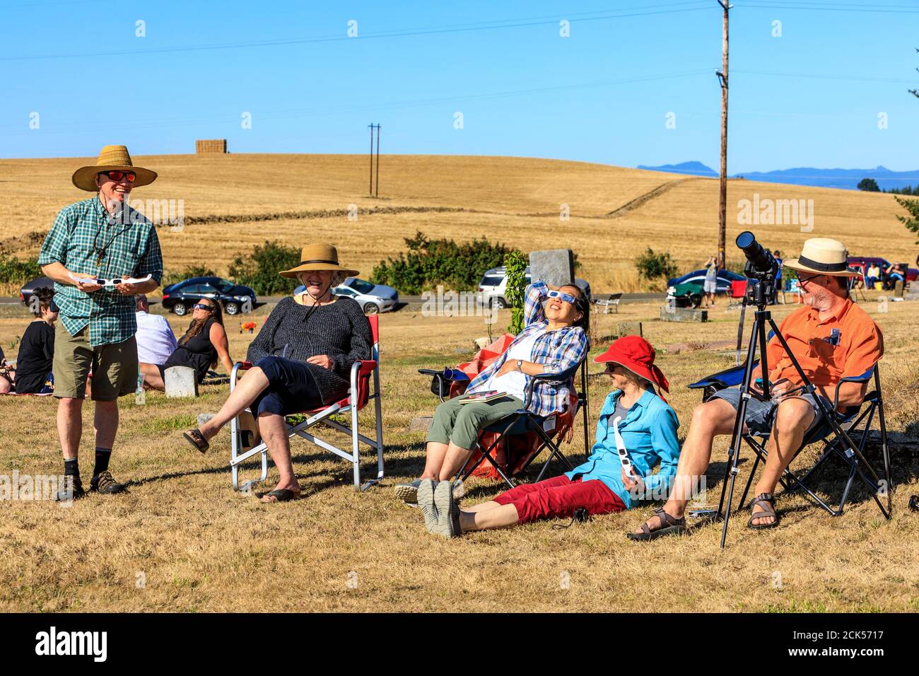 Touristes regardant l'éclipse solaire d'août 21,2017 près de l'indépendance Oregon, États-Unis. Banque D'Images