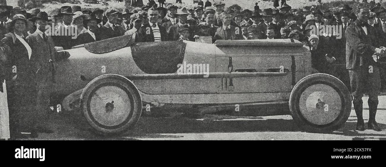 Ralph de Palma et la voiture avec laquelle il a fait une vitesse de près de 150 miles par heure, 1919 Banque D'Images