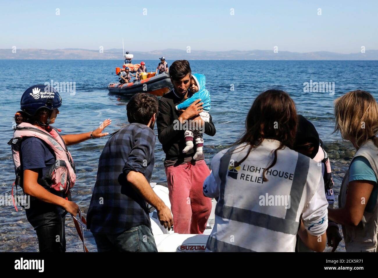 Un Migrant D Afghanistan Tient Un Bebe Alors Qu Il Arrive Sur Un Petit Bateau Gonflable Pres De Skala Sikamias Sur L Ile De Lesbos En Grece Le 16 Septembre 19 Reuters Giorgos Moutafis Photo Stock