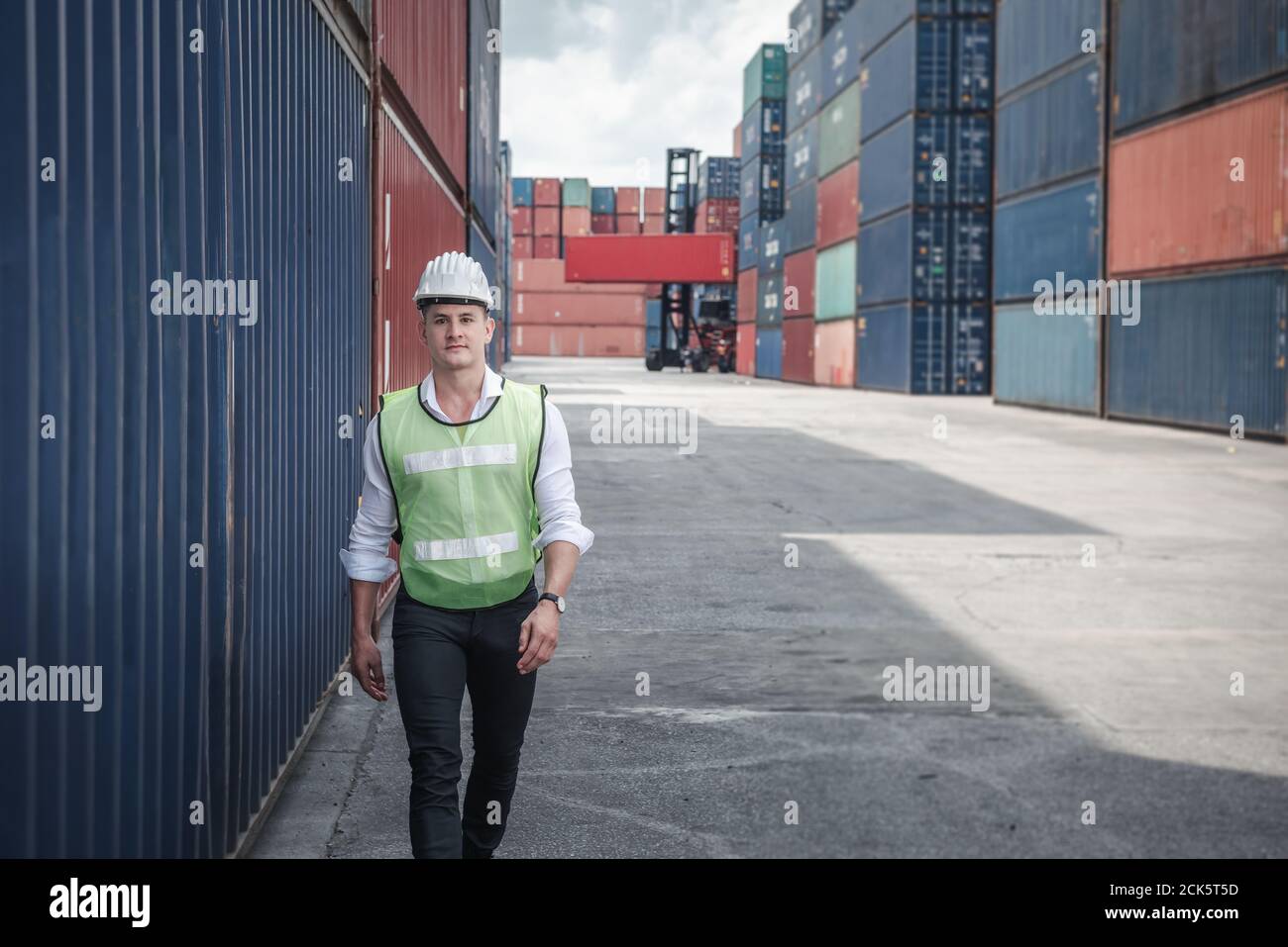 L'ingénieur de la logistique des navires à conteneurs travaille dans l'industrie du terminal d'expédition de triage, du transport de marchandises d'affaires et du quai de transport commercial Banque D'Images