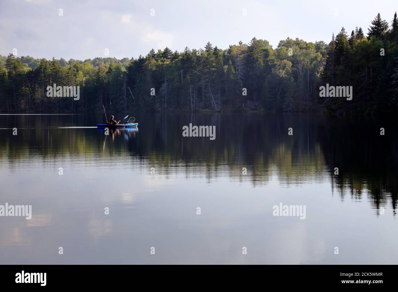 Pêche en kayak dans le réservoir Adams dans le parc national de Woodford.Woodford.Vermont.USA Banque D'Images