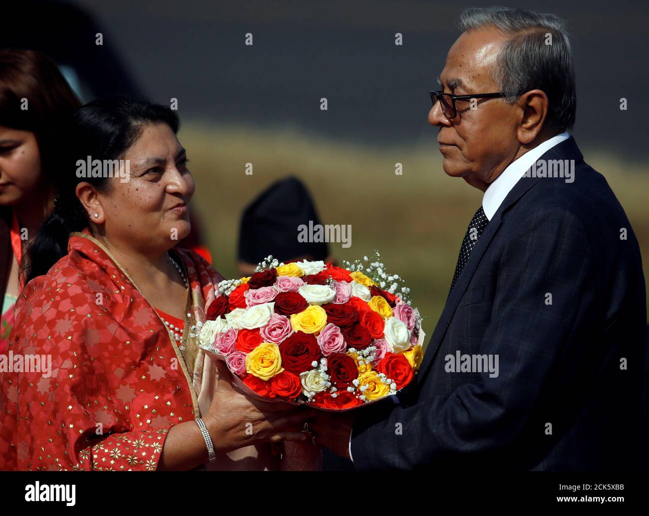 Le président du Bangladesh, Abdul Hamid, reçoit un bouquet du président népalais, Bidhya Devi Bhandari, à son arrivée à l'aéroport international de Tribhuvan à Katmandou, au Népal, le 12 novembre 2019. REUTERS/Navesh Chitrakar Banque D'Images