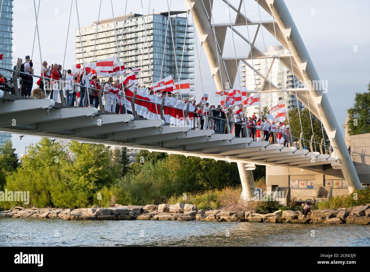 Les manifestants se rassemblent sur le pont Humber Bay Arch à Toronto, en Ontario, pour se tenir en solidarité avec la population du Bélarus à la suite d'élections frauduleuses. Banque D'Images