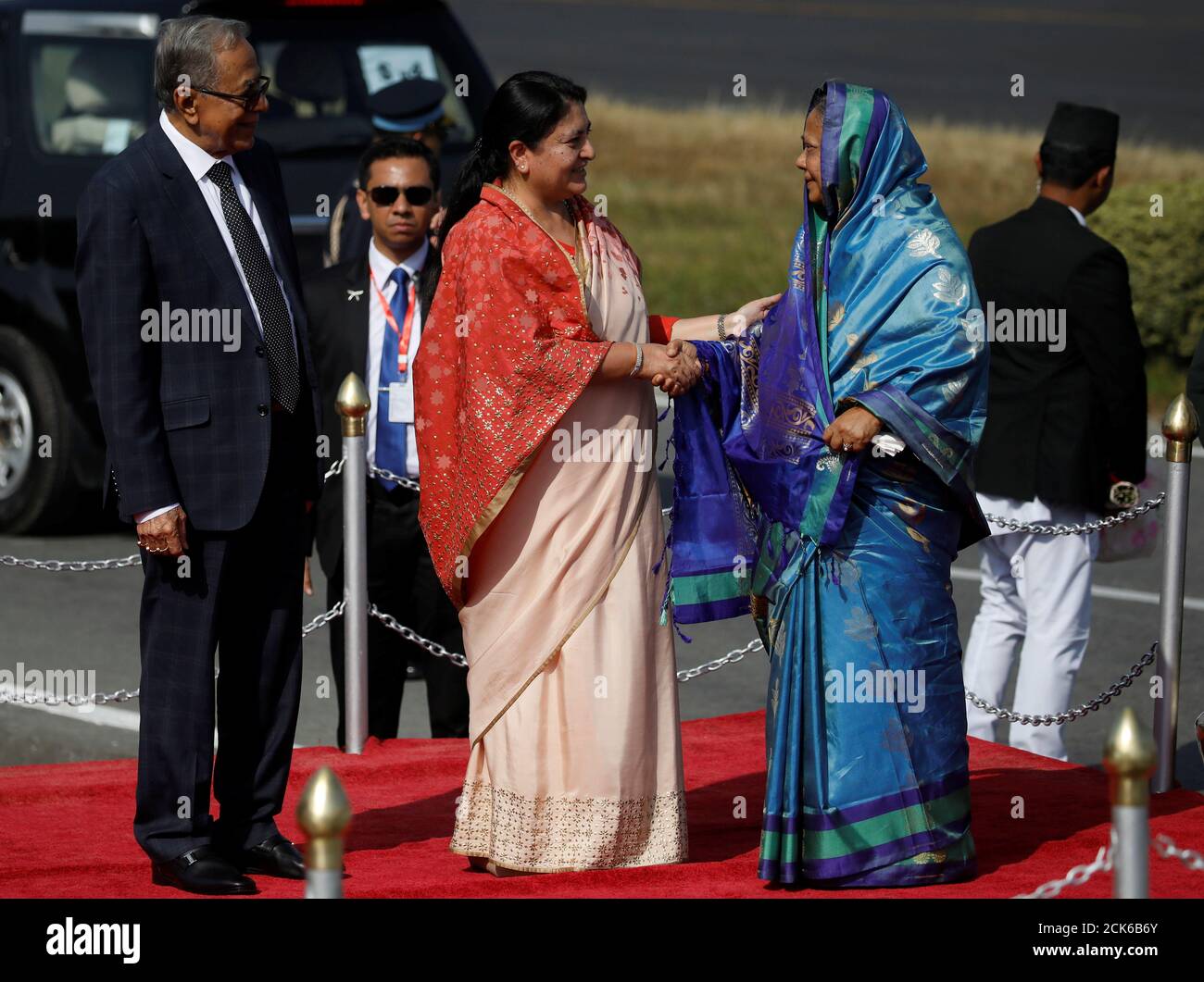 Bidhya Devi Bhandari, président du Népal, se met en présence de la première dame du Bangladesh, Rashida Hamid, près du président du Bangladesh, Abdul Hamid, à leur arrivée à l'aéroport international de Tribhuvan à Katmandou, au Népal, le 12 novembre 2019. REUTERS/Navesh Chitrakar/Pool Banque D'Images