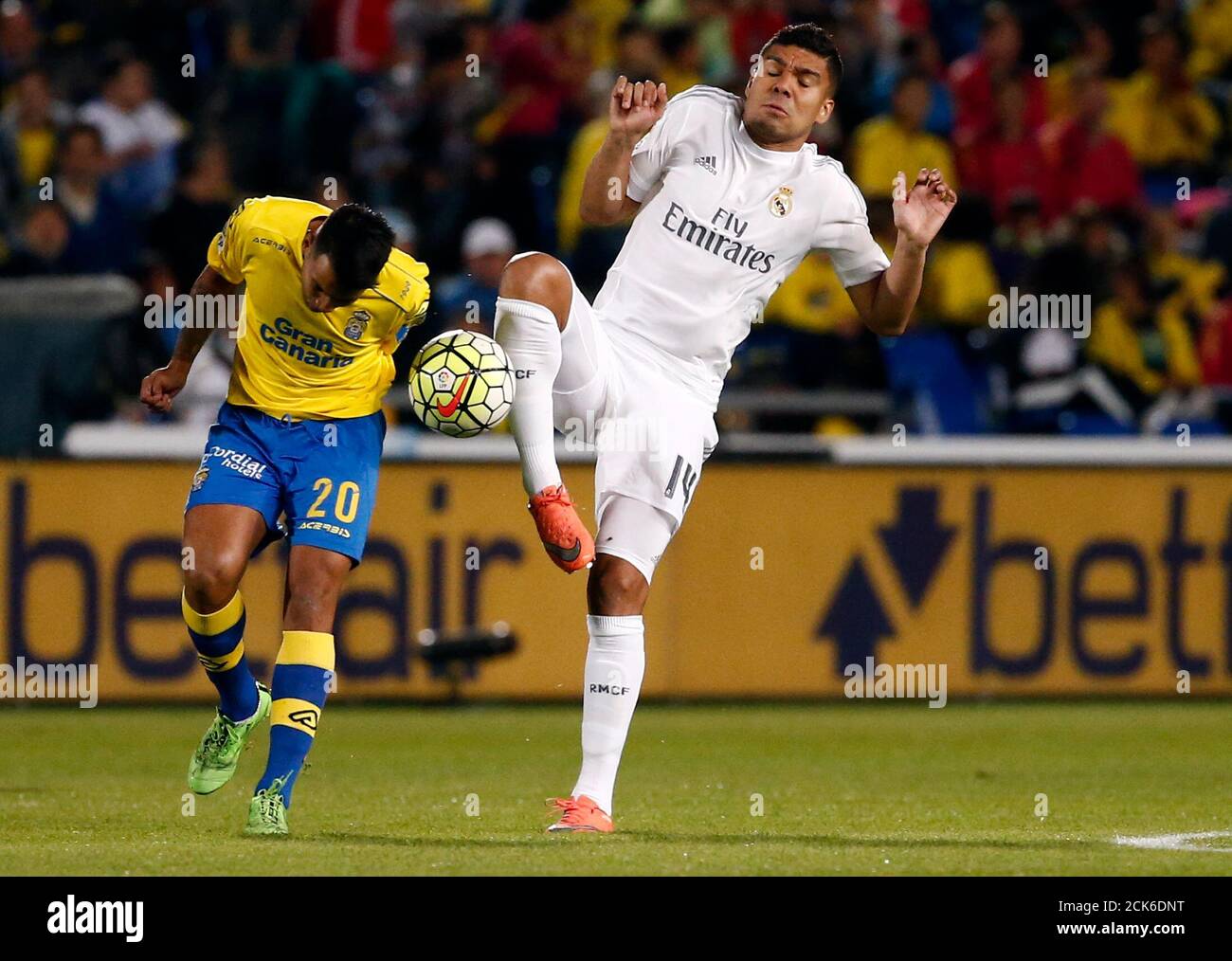 Football Soccer - Las Palmas v Real Madrid - Espagnol Liga BBVA - Stade  Gran Canaria, Las Palmas de Gran Canaria, Espagne - 13/03/16 Casemiro du  Real Madrid et Jonathan Viera de