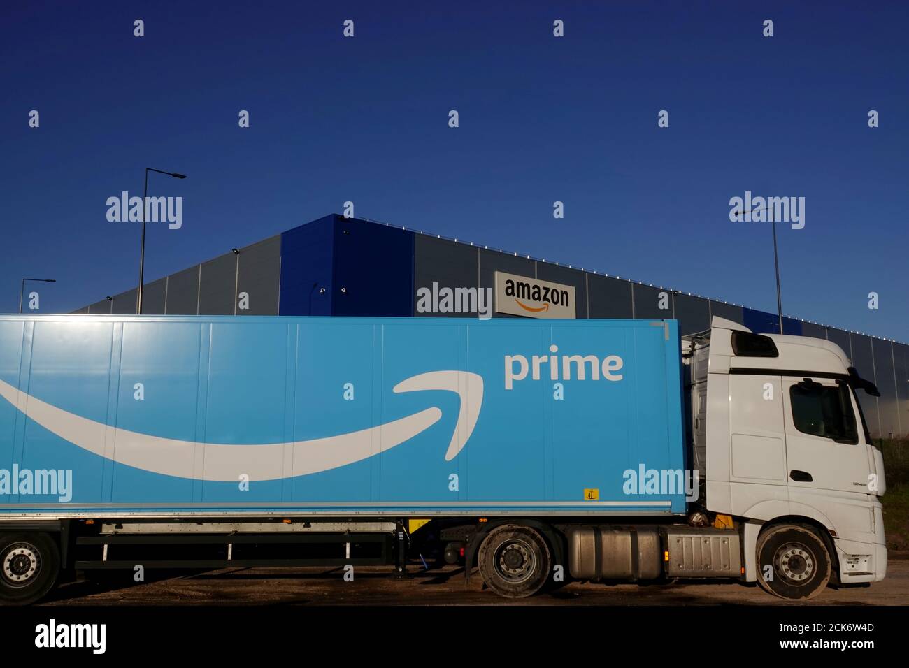 Le logo d'Amazon Prime Delivery est visible sur la remorque d'un camion à  l'extérieur du centre logistique de l'entreprise à Lauwin-Planque, dans le  nord de la France, le 30 décembre 2019. Photo