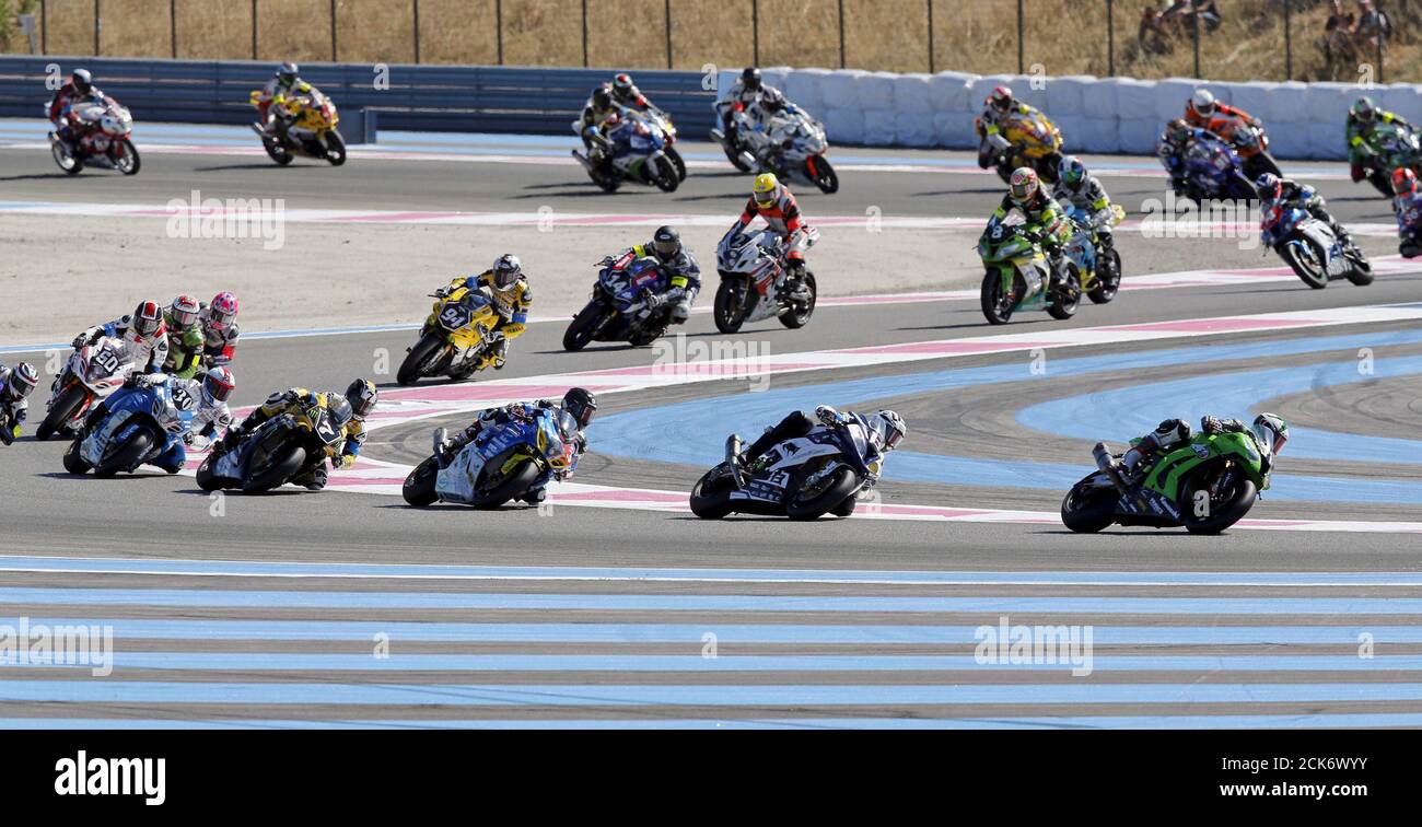 Les concurrents suivent le début de la 79e course d'endurance moto bol d'Or  sur le circuit Paul Ricard à le Castellet, en France, le 19 septembre 2015.  REUTERS/Jean-Paul Pelissier Photo Stock -