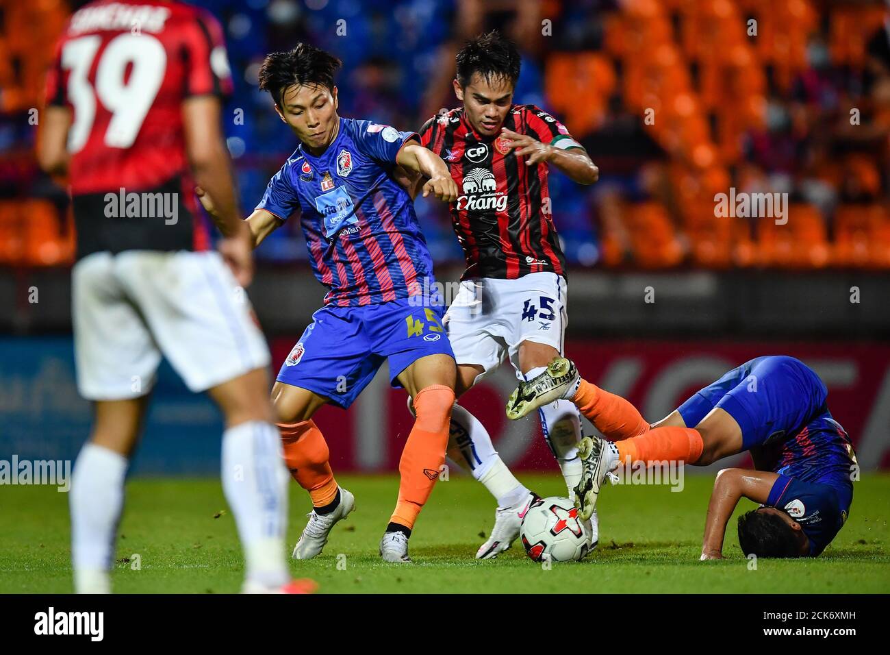 Bangkok, Thaïlande. 13 septembre 2020. Nattawut Sombatyotha(L) de Port FC et Adisak Srikumpang de police Tero F.C. vu en action pendant le match de la Ligue thaïlandaise 2020 entre Port FC et police Tero F.C. au stade PAT.( note finale; Port FC 1:1 police Tero F.C.) Crédit : SOPA Images Limited/Alamy Live News Banque D'Images