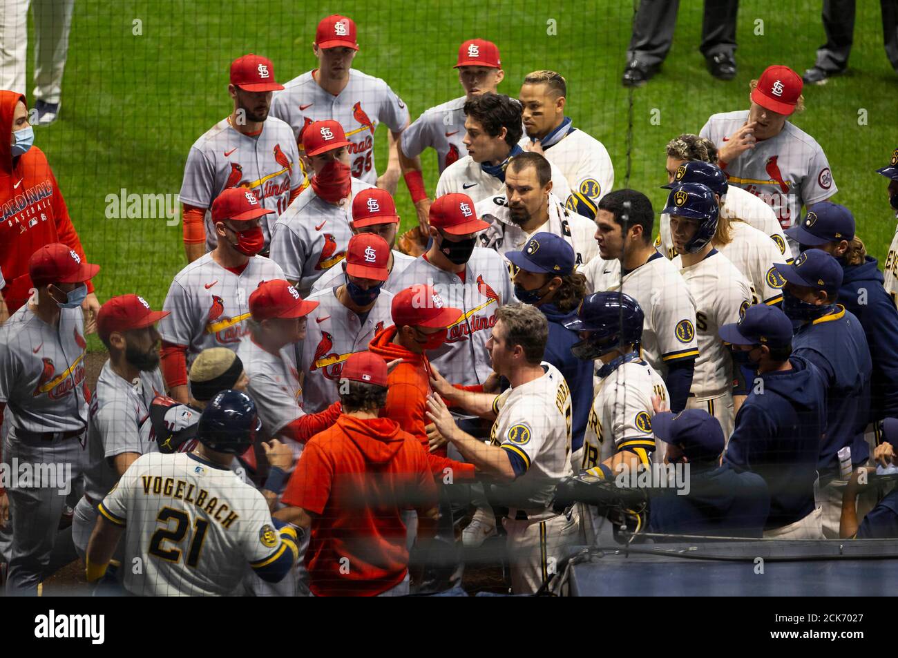 Milwaukee, États-Unis. 15 septembre 2020. 15 septembre 2020: Les bancs sont clairs comme les deux équipes arguent devant le banc des brasseurs dans le match de base-ball de la ligue majeure entre les Milwaukee Brewers et les St. Louis Cardinals à Miller Park à Milwaukee, WISCONSIN. John Fisher/CSM Credit: CAL Sport Media/Alay Live News Banque D'Images