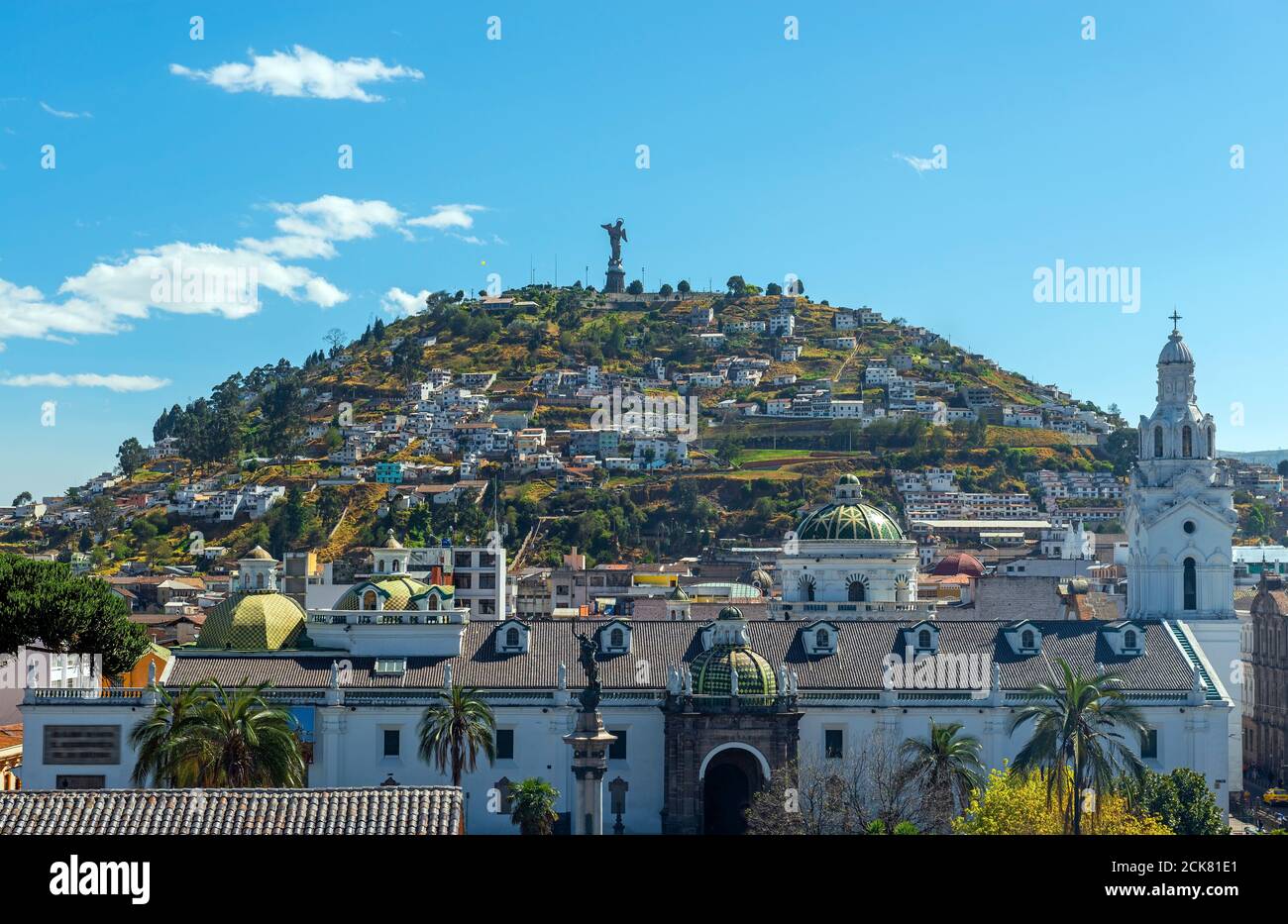 Façade de la cathédrale métropolitaine avec la colline de Panecillo en arrière-plan et la Vierge de Quito en haut, Quito, Equateur. Banque D'Images