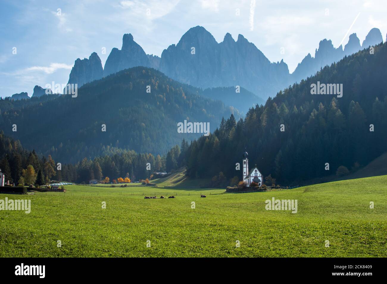 Chapelle Saint-Jean à Ranui, la Chiesetta di San Giovanni à Ranui, et Alpes Dolomites début automne, Tyrol du Sud, Italie. Banque D'Images