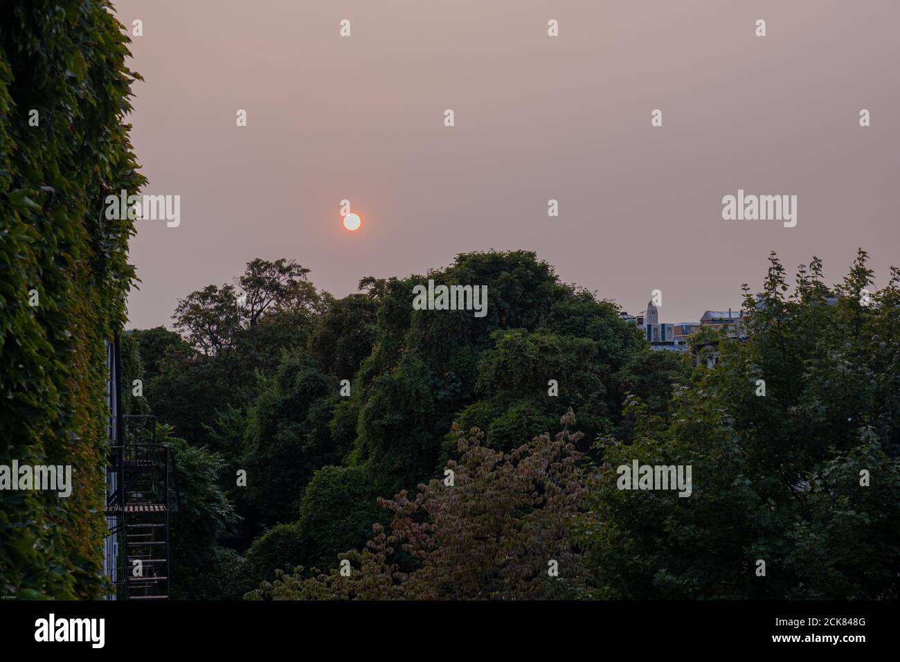 Coucher de soleil brumeux à New York créé par la fumée de la côte ouest des feux de forêt atteignant la côte est des États-Unis le 15 septembre 2020 à Brooklyn, NY. Banque D'Images