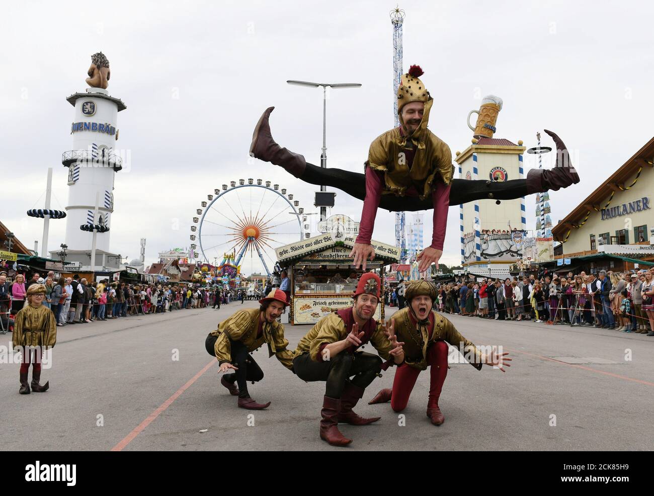 Les acteurs se sont rendus au défilé de l'Oktoberfest à Munich, en Allemagne, le 22 septembre 2019. REUTERS/Andreas Gebert Banque D'Images