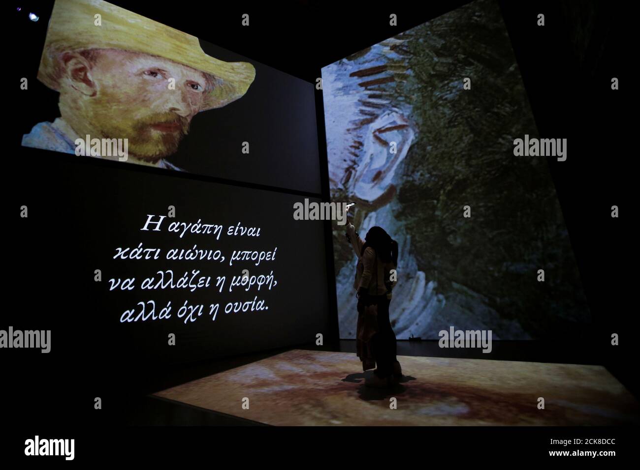 Un Visiteur Prend Une Photo Devant Une Projection D Un Tableau De Vincent Van Gogh A L Exposition Van Gogh Alive A Athenes Grece Le 10 Novembre 17 Les Mots Sont Une Traduction Grecque Un Visiteur Prend Une Photo Devant Une Projection D Un Tableau De Vincent Van Gogh A L Exposition Van Gogh Alive A Athenes Grece Le 10 Novembre 17 Les Mots Sont Une Traduction Grecque