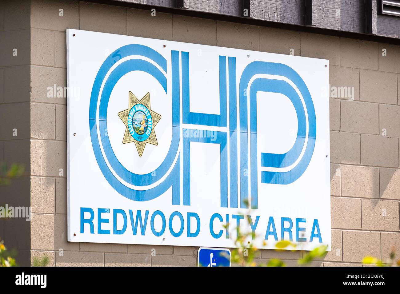 15 septembre 2020 Redwood City / CA / USA - logo CHP dans l'une de leurs installations dans la région de la baie de San Francisco ; le CHP (California Highway Patrol) est un Banque D'Images
