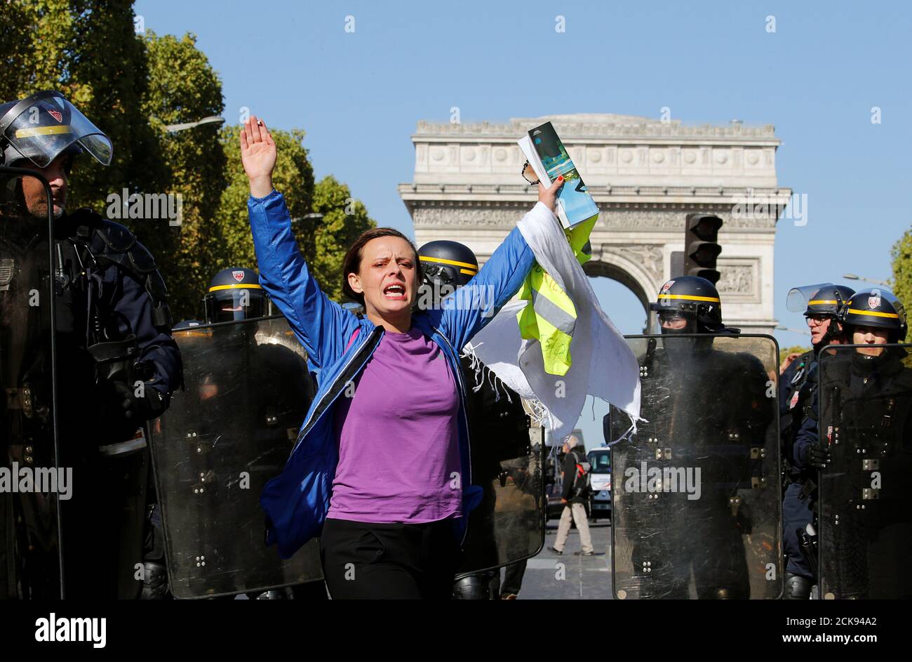 Un manifestant tient la main alors qu'elle participe à une manifestation  sur l'Acte 45 (45e manifestation nationale consécutive samedi) du mouvement  des gilets jaunes à Paris, France, le 21 septembre 2019. REUTERS/Pascal